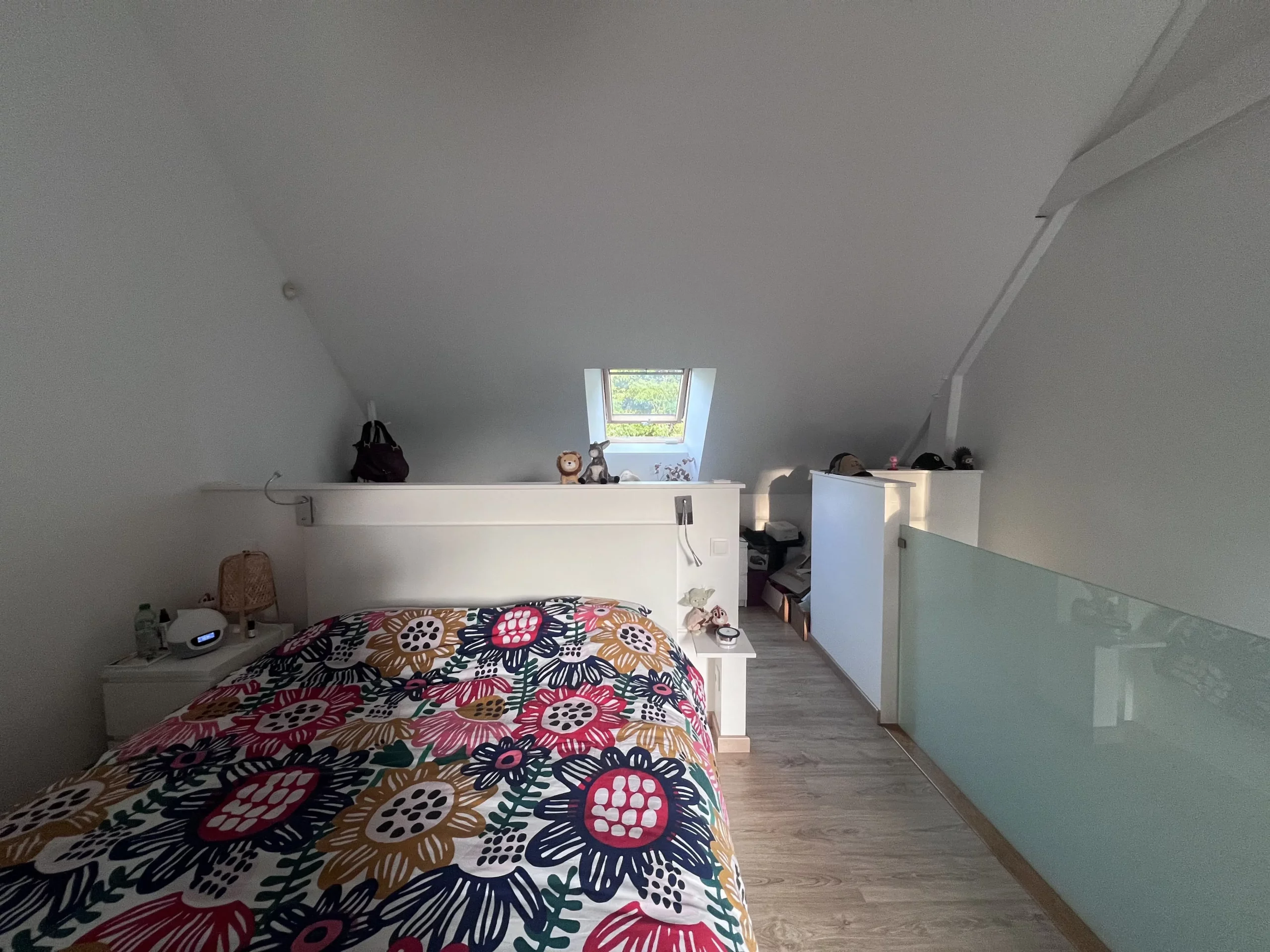 Chambre avant intervention : murs ternes et encombrement.