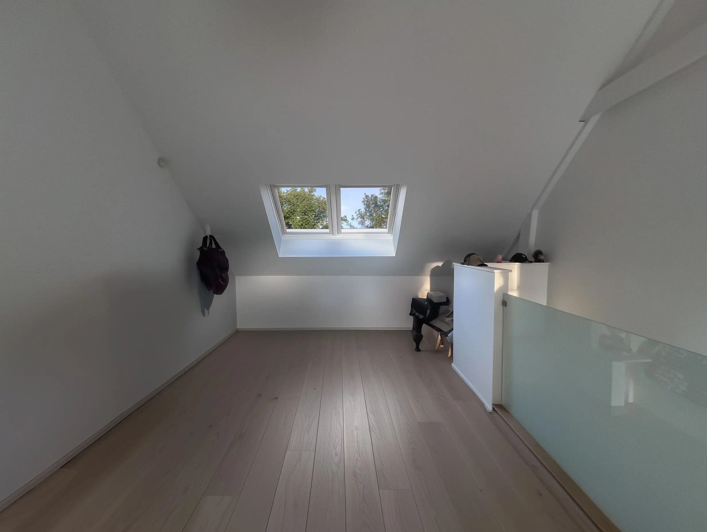 Chambre après intervention : murs blanchis, mise en scène soignée.
